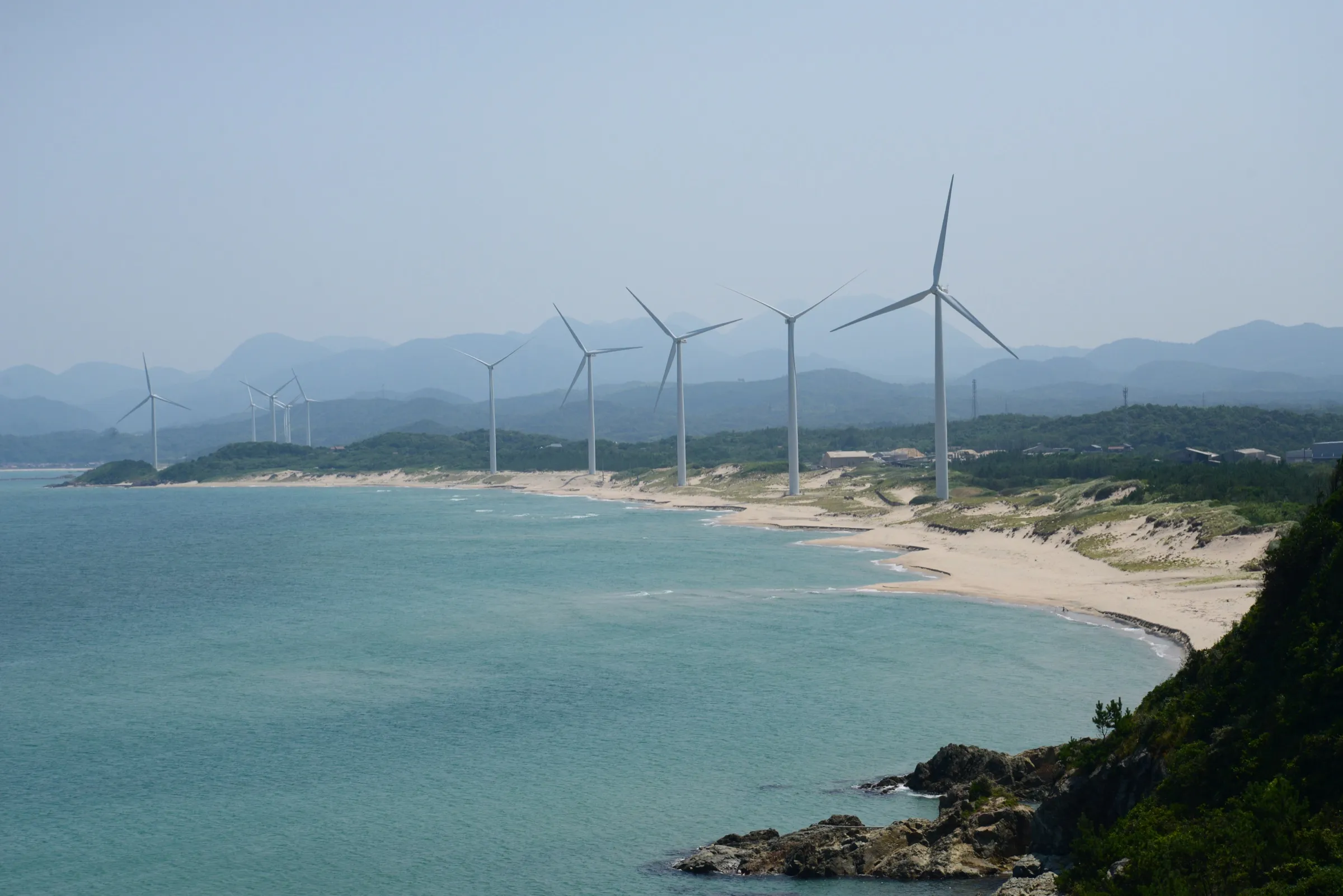 江津市、浅利から黒松海岸を望む。海沿いに風車が並ぶ